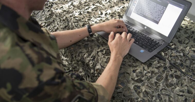 Les bases légales du commandement "cyber" de l'armée validées par le Conseil fédéral - rts.ch