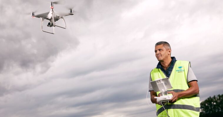Les pilotes de drones seront davantage limités dans leurs activités dès 2023 - rts.ch