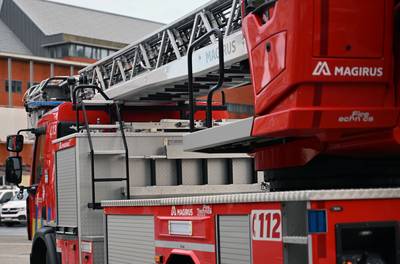 Les pompiers bruxellois sauvent un homme monté sur une grue mobile