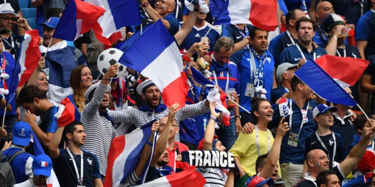 Les supporters des Bleus dans les starting-blocks avant le début de la Coupe du monde