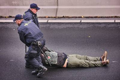 L’étonnante méthode utilisée par la police néerlandaise pour décoller des activistes du climat