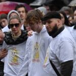 Marche blanche à Paris: des centaines de personnes, dont de nombreux enfants, rendent hommage à Lola
