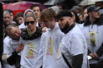Marche blanche à Paris: des centaines de personnes, dont de nombreux enfants, rendent hommage à Lola