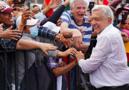 Marée humaine au Mexique en soutien au président Obrador