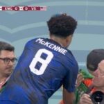 McKennie s’essuie les mains avec la chasuble d’un photographe et choque la toile