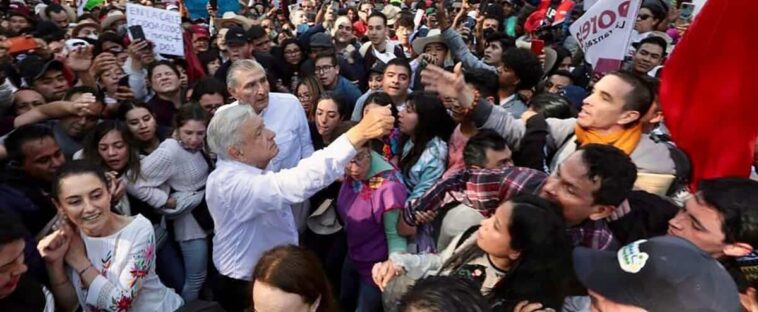 Mexique: le président Obrador dans la rue pour une démonstration de force