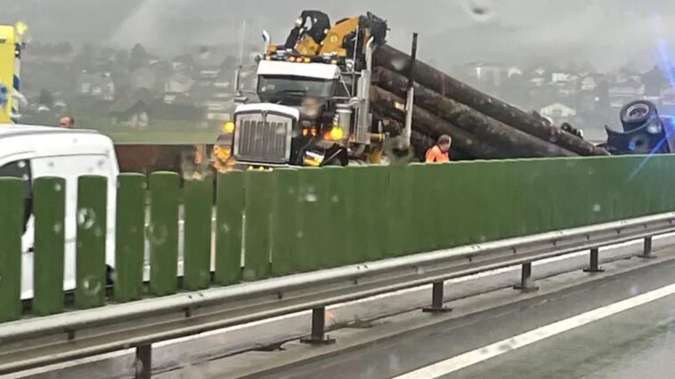 Orbe: un camion de rondins perd son chargement sur l’A9