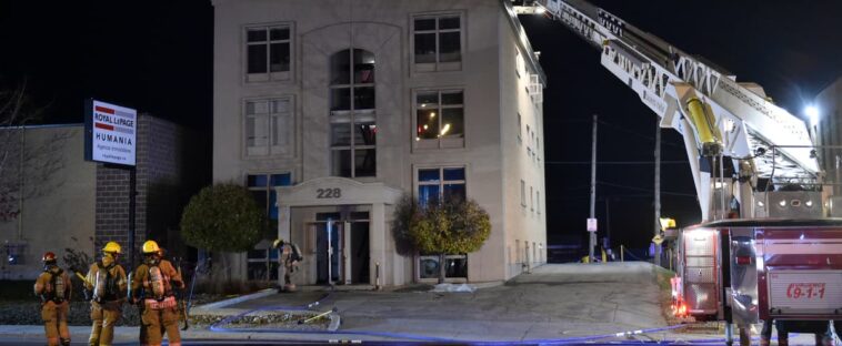 [PHOTOS] Sainte-Thérèse: un immeuble de Royal LePage ciblé par un incendie suspect