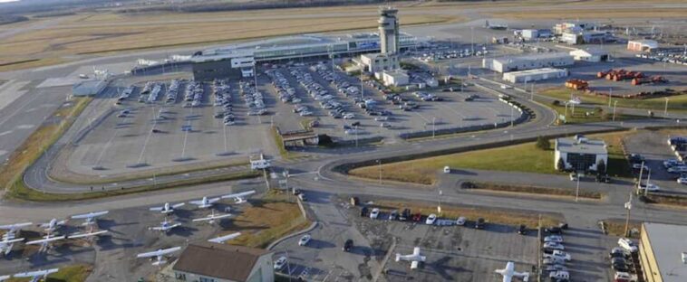 Plus de 32 heures d’attente pour prendre l’avion à l'aéroport de Québec