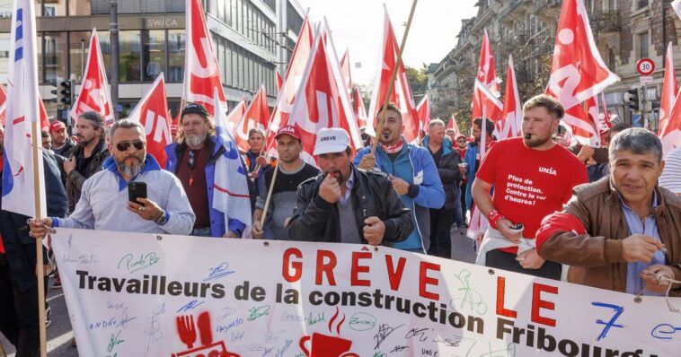 Plus de 6000 maçons romands ont défilé à Lausanne pour défendre leur cause - rts.ch