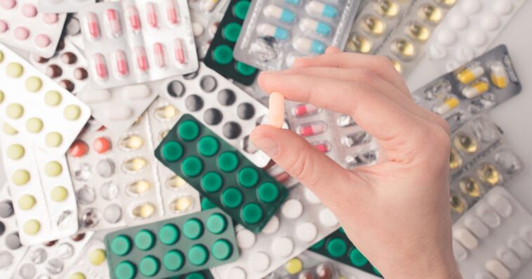 Remise d'antibiotiques à l'unité pour lutter contre le gaspillage envisagée par le Conseil fédéral - rts.ch
