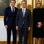 Signe d'une détente, rencontre entre Ignazio Cassis et Emmanuel Macron à Paris - rts.ch