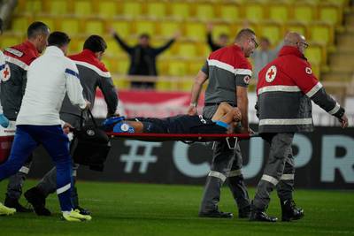 Touché au genou, le Marocain Amine Harit emmené sur une civière à une semaine du Mondial