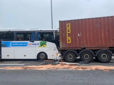 Un autocar percute un camion sur l’E17: une dizaine de blessés