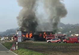 Un bâtiment en flammes près de l’ancien aérodrome de Courtedoux