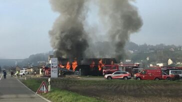 Un bâtiment en flammes près de l’ancien aérodrome de Courtedoux