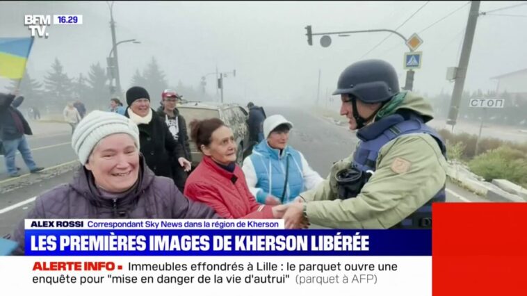 Un journaliste britannique de Sky News accueilli en héros à Kherson, après le retrait russe et la reprise par l'armée ukrainienne