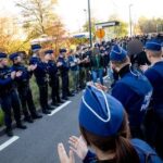 Une importante haie d'honneur pour la sortie d'hôpital du policier blessé à Schaerbeek