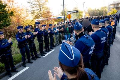 Une importante haie d'honneur pour la sortie d'hôpital du policier blessé à Schaerbeek