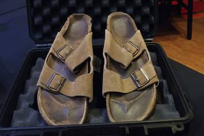 Une paire de sandales de Steve Jobs atteint un montant record lors d'une vente aux enchères