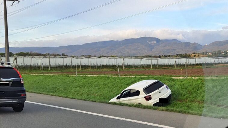 Une voiture heurte la glissière et finit dans le talus vers Gland