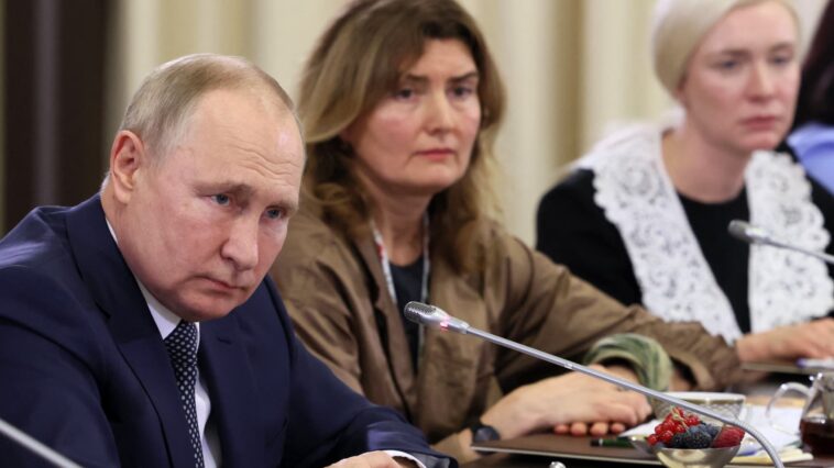 Vladimir Poutine assure "partager la douleur" des mères de soldats russes tués en Ukraine