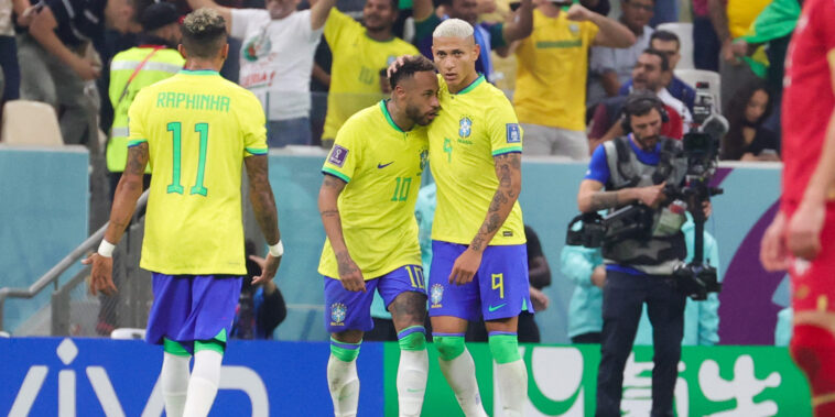 le Brésil bat logiquement la Serbie (2-0), Neymar sort sur blessure