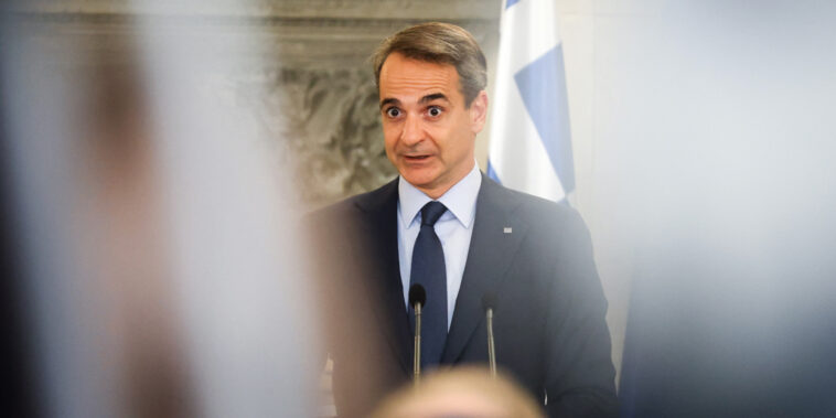 le Premier ministre Kyriakos Mitsotakis se défend d'avoir mis des ministres sur écoute