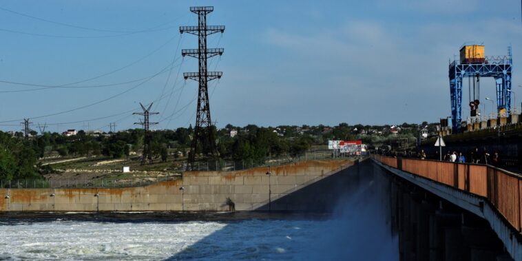 le barrage de Kakhovka en Kherson «endommagé» par une frappe ukrainienne