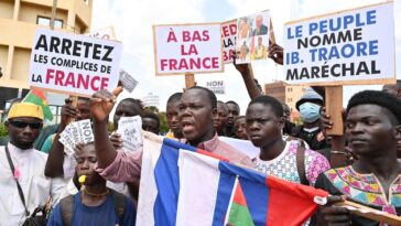 le gouvernement appelle au "calme" après une manifestation anti-France