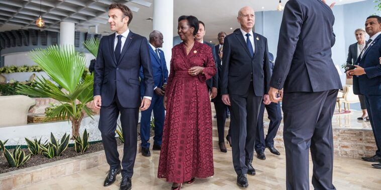le soutien d’Emmanuel Macron à Kaïs Saïed passe mal – Jeune Afrique
