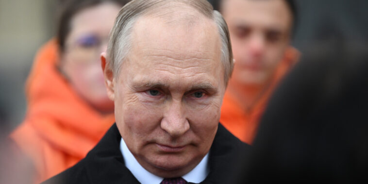 les civils à Kherson «doivent être éloignés» des zones «dangereuses», affirme Poutine