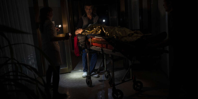 les hôpitaux de Kherson évacués à cause de « bombardements russes constants »
