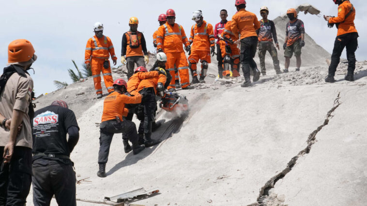 les secours recherchent des survivants, le bilan s'alourdit