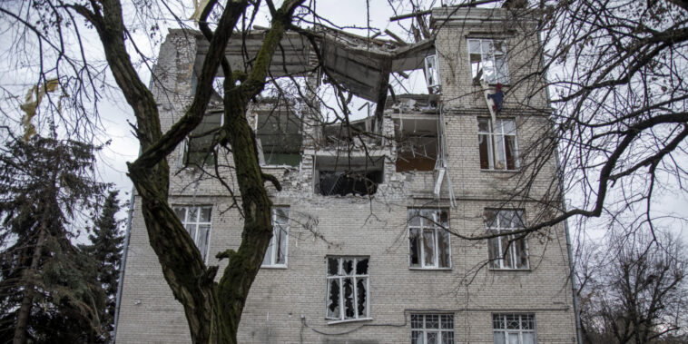 quatre morts dans un bombardement russe sur Kherson, récemment reprise par Kiev