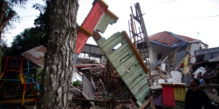 un séisme secoue l'île de Java, au moins 162 morts