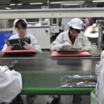 une prime pour les ouvriers qui se confinent dans la principale usine d'iPhone