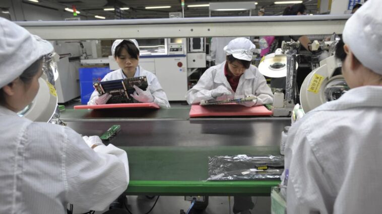 une prime pour les ouvriers qui se confinent dans la principale usine d'iPhone