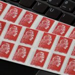 La Poste : au 1er janvier 2023, le timbre rouge va disparaître au profit de la “e-lettre”