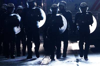 Maroc-Espagne: la police fait usage de canons à eau à Bruxelles et à Anvers, un combi de la police pris pour cible