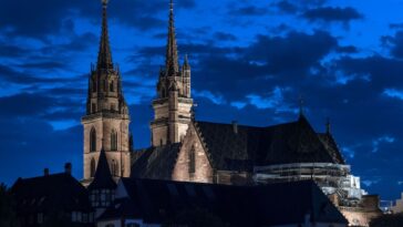 On ne monte plus seul dans les tours de certaines cathédrales de Suisse - rts.ch