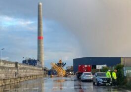 Une grue de 80 mètres de haut s'effondre dans le port de Gand et blesse un travailleur