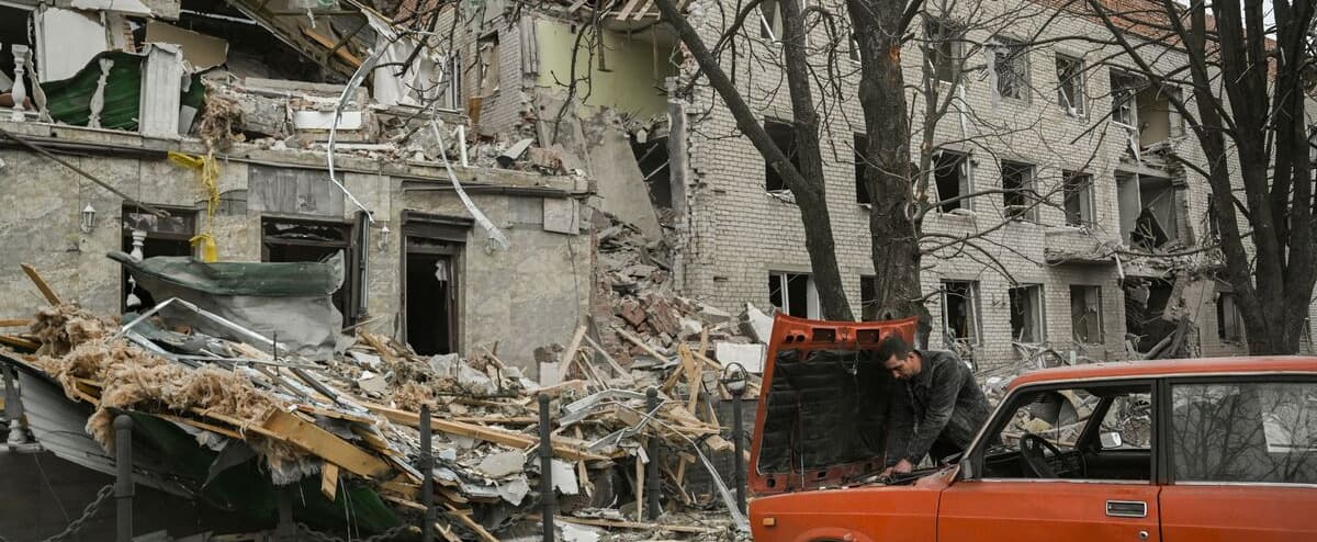 6 morts et 18 blessés dans une frappe russe en Ukraine