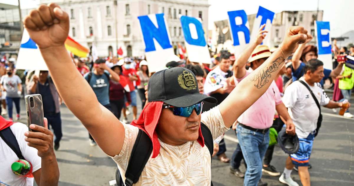 Au Pérou, des milliers de protestataires de « toutes les communautés » manifestent à Lima