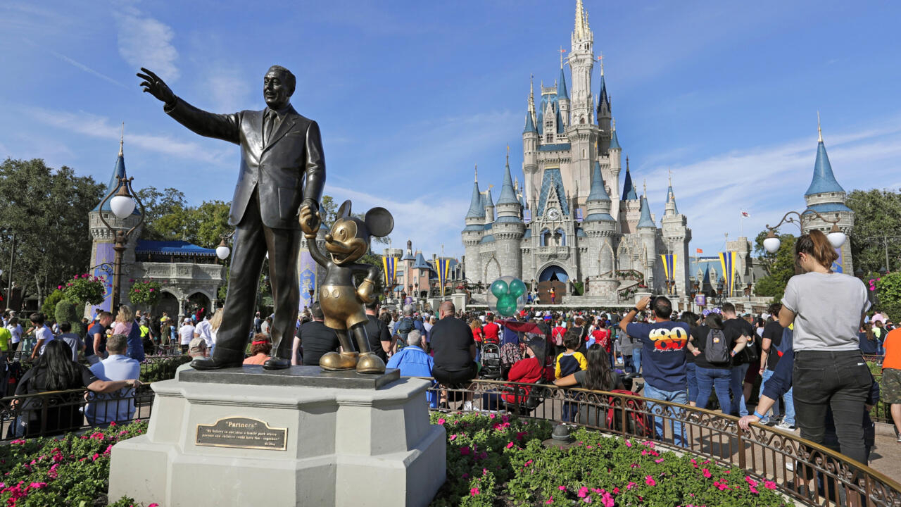 Disney porte plainte contre le gouverneur Ron DeSantis, l'accusant de "vengeance ciblée"