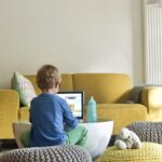 Les enfants de 2 ans passent près d'une heure par jour devant un écran, selon une étude