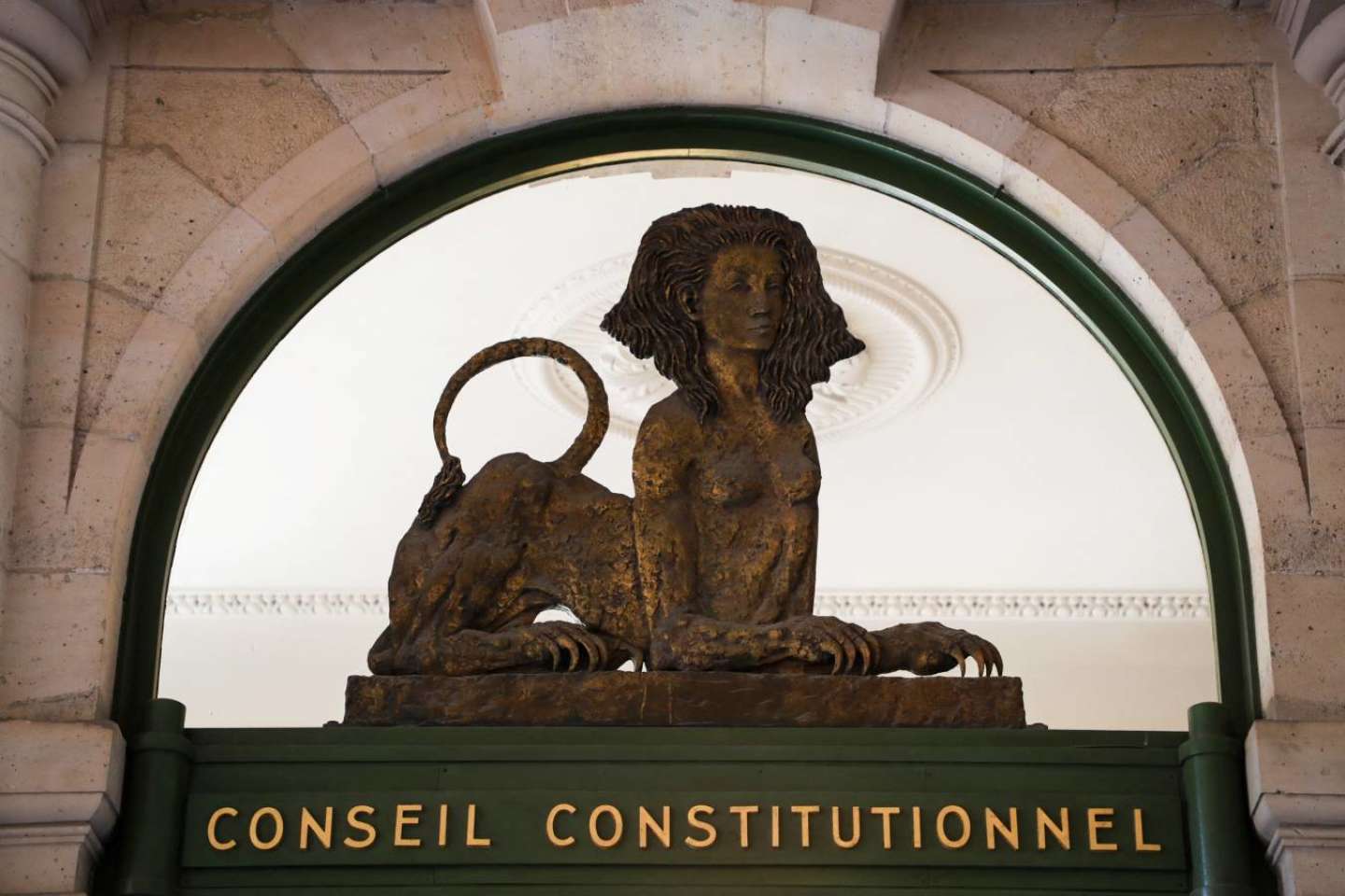 « L’exigence d’indépendance du juge constitutionnel ne saurait admettre des pressions »