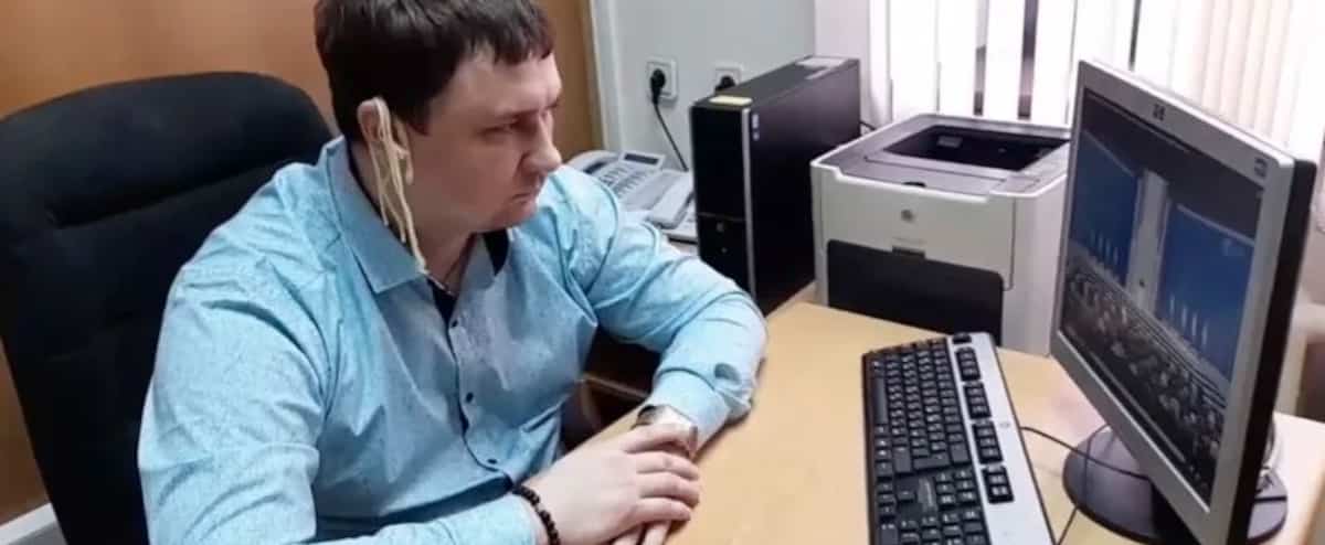 Un élu condamné pour avoir écouté Poutine avec des pâtes sur les oreilles