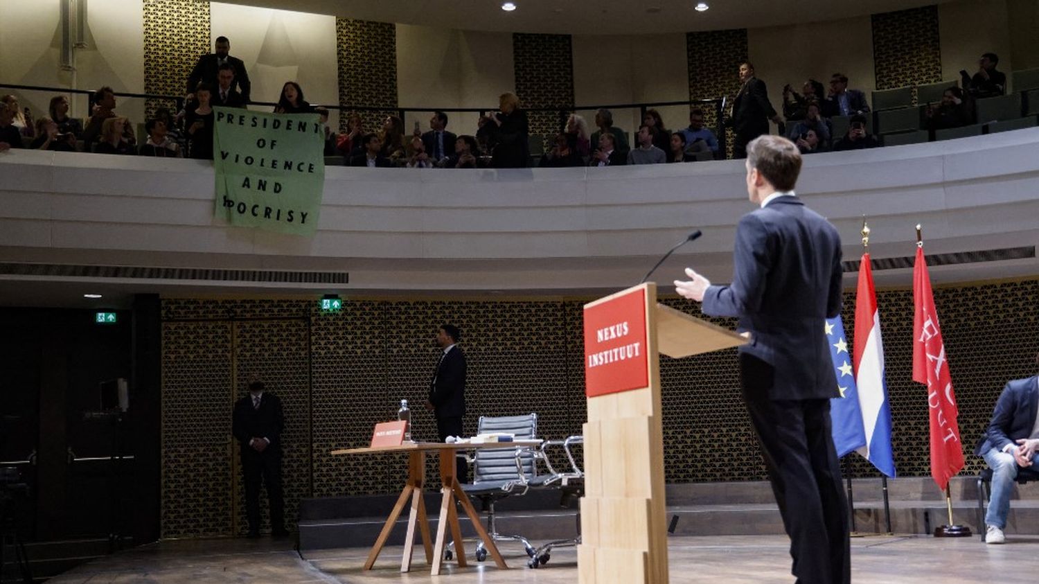 des manifestants interrompent Emmanuel Macron au début d'un discours à La Haye
