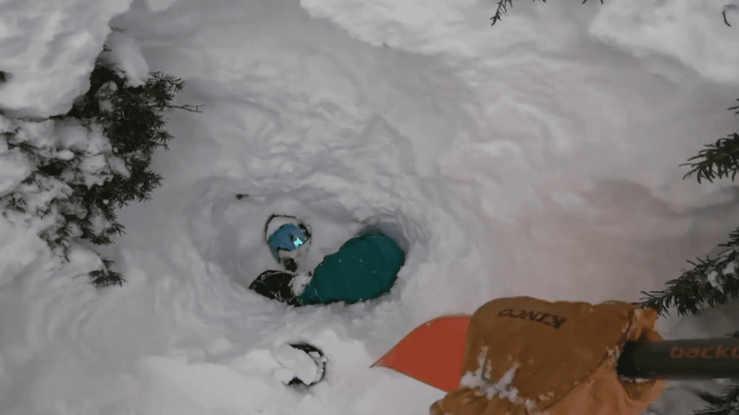 un snowboarder miraculeusement sauvé par un skieur